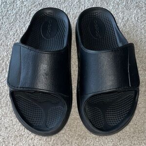 OOFOS Black Comfort Slides Size 8